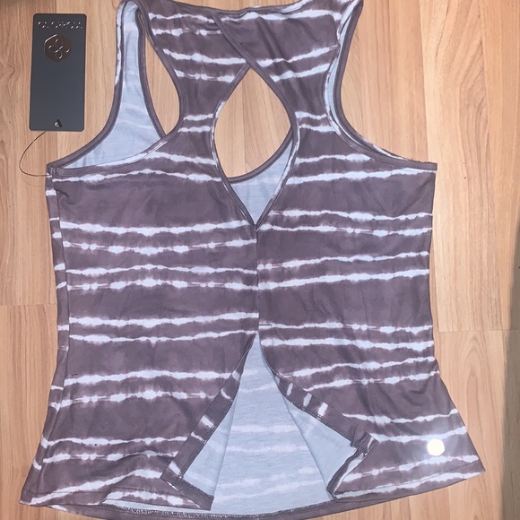 Bundle of 2 sports tanks size XS - Picture 3 of 6